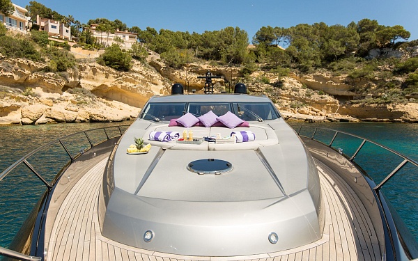 Аренда яхты Sunseeker Predator 82 Hooligan на Ибице - пикник на носу